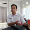 Doc. Lurah Cibeber, Bambang Wahyu Menjelaskan Keluarga Asep Irawan Pedagang Celana Keliling yang Viral di Media Sosial, Sering Berpindah-pindah Tanpa Melapor (Foto: Firman Satria/Jabar Ekspress)