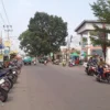 Sejumlah kendaraan roda dua terparkir liar di bahu Jalan Raya Cicalengka, wilayah Kecamatan Cicalengka, Kabupaten Bandung. (Yanuar/Jabar Ekspres)