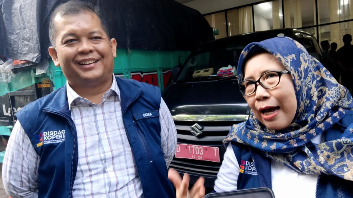 Doc. Kadisdagkoperin Cimahi, Hella Haerani Didampingi Kabid Perdagangan Disdagkoperin, Indra Bagjana Klaim Belum Terima Laporan Kenaikan Harga Minyakita (Foto: Mong/Jabar Ekspres)