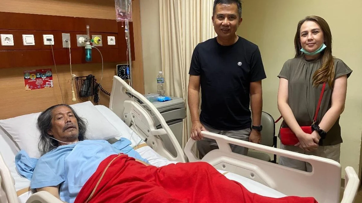 Kondisi musisi legendaris asal Bandung Acil Bimbo yang sedang mengalami perawatan dan dijenguk oleh Pj Gubernur Jawa Barat Bey Machmudin. Foto Dok Istagram Sofia Yulinar Surrachman