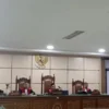 Terdakwa tipikor dana desa mengikuti persidangan di Pengadilan Negeri Banda Aceh. (Foto/ANTARA)