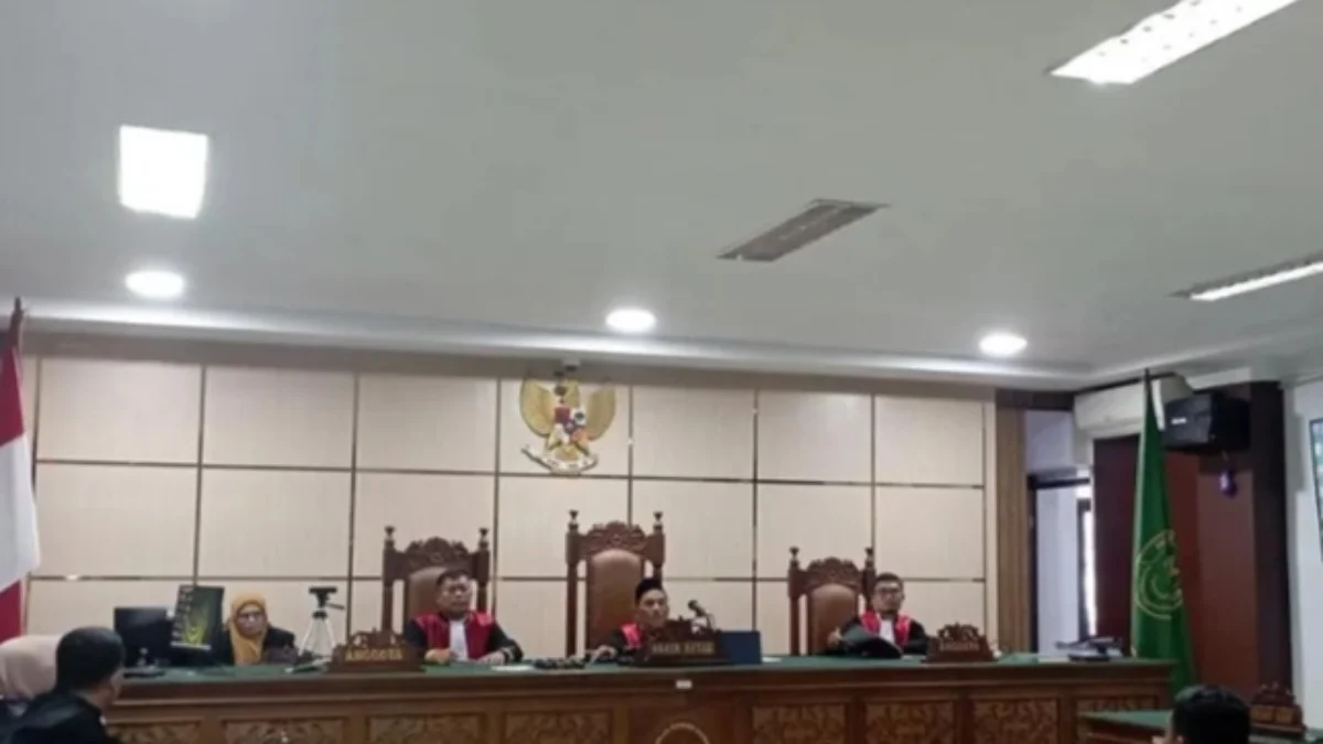Terbukti Korupsi, Kepala Desa di Banda Aceh Divonis 4 Tahun Penjara Terdakwa tipikor dana desa mengikuti persidangan di Pengadilan Negeri Banda Aceh. (Foto/ANTARA)