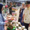 Doc. Pj Wali Kota Cimahi, Dicky Saromi Didampingi Kadisdagkoperin Cimahi, Hella Haerani saat Meninjau Salah Satu Stan Bazar UMKM di Lapang Apel Pemkot Cimahi (Ist)