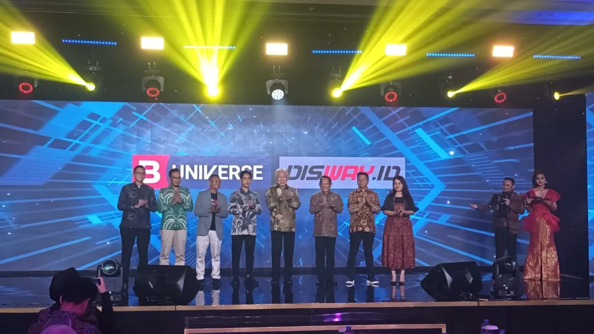 Kerjasama Disway National Network (DNN) dan B Universe Executive Chairman B-Universe Enggartiasto Lukita (empat dari kiri), Komisaris Utama Disway.id Dahlan Iskan (empat dari kanan), bersama (ki-ka): Wakil Direktur Utama B Universe Apreyvita D Wulansari, CEO B Universe Rio Abdurachman, Wakil Presiden terpilih Gibran Rakabuming Raka, Mendagri Tito Karnavian, Direktur Utama Disway.id Yanto S Utomo, saat peresmian kerjasama Disway National Network (DNN) dan B Universe, disela acara Malam Apresiasi Satu Inspirasi 2024, Jakarta, Kamis (25/7/2024). Investor Daily/David Gita Roza