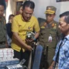 Tim gabungan saat menyita 1.700 batang rokok ilegal tanpa cukai di salah satu warung kelontongan di Kota Banjar, Jawa Barat, 25 Juli 2024. (Cecep Herdi/Jabar Ekspres)