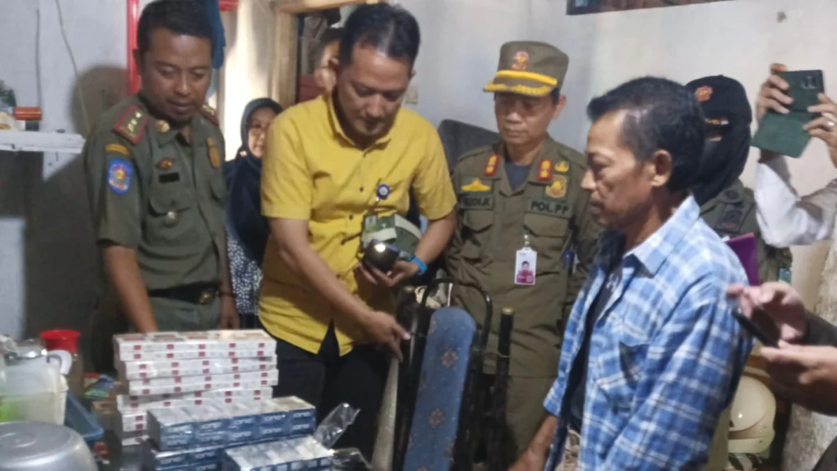 Tim gabungan saat menyita 1.700 batang rokok ilegal tanpa cukai di salah satu warung kelontongan di Kota Banjar, Jawa Barat, 25 Juli 2024. (Cecep Herdi/Jabar Ekspres)