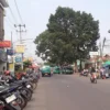 Sejumlah kendaraan roda dua terparkir liar di bahu Jalan Raya Cicalengka, wilayah Kecamatan Cicalengka, Kabupaten Bandung. (Yanuar/Jabar Ekspres)