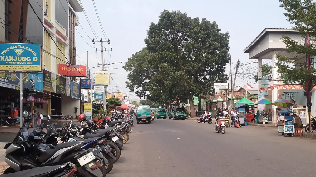Peliknya Cicalengka! Selain Parkiran Ilegal, Lapak Resmi juga Dikelola Jukir Liar Sejumlah kendaraan roda dua terparkir liar di bahu Jalan Raya Cicalengka, wilayah Kecamatan Cicalengka, Kabupaten Bandung. (Yanuar/Jabar Ekspres)