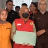 Oknum pegawai Pegadaian Banjar berinisial YY (tengah) digiring Aparat Kejaksaan Negeri Banjar atas dugaan tindak pidana korupsi penyimpangan produk gadai emas dengan kerugian mencapai Rp778 juta lebih, Kamis 25 Juli 2024. (Istimewa)