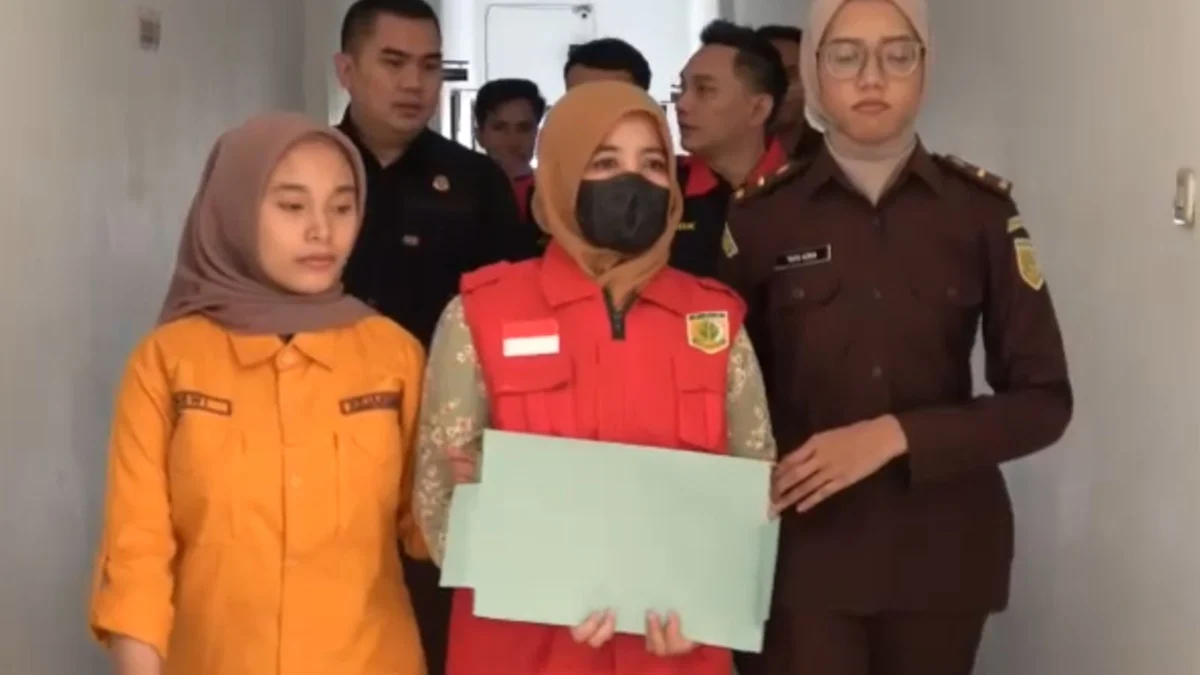 Oknum pegawai Pegadaian Banjar berinisial YY (tengah) digiring Aparat Kejaksaan Negeri Banjar atas dugaan tindak pidana korupsi penyimpangan produk gadai emas dengan kerugian mencapai Rp778 juta lebih, Kamis 25 Juli 2024. (Istimewa)