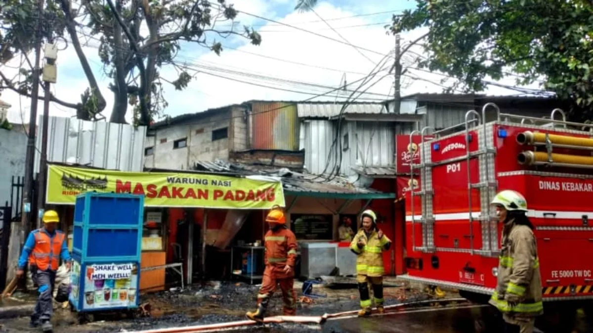 Sepanjang 2024 Ada Ratusan Peristiwa Kebakaran di Kota Bandung, Puluhan Diantaranya Mampu Ditangani Warga Petugas Dinas Kebakaran dan Penanggulangan Bencana (Diskar PB) Kota Bandung saat pembasahan di warung Nasi Padang di samping SMKN 4 Bandung. (Ist)