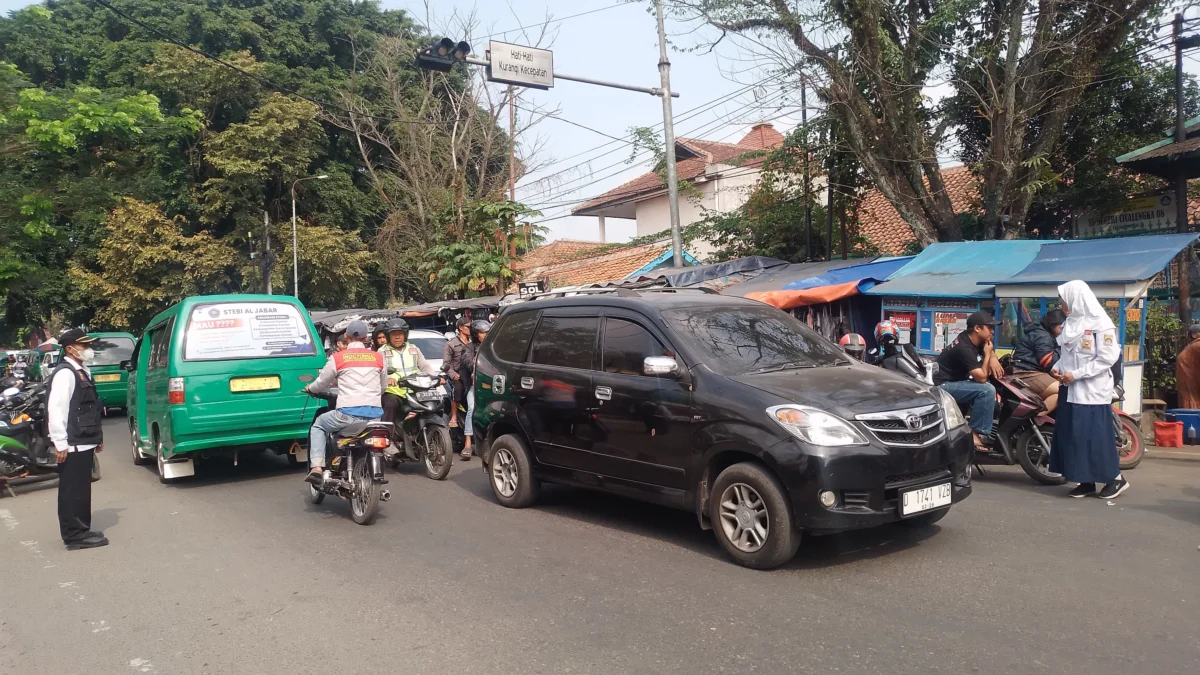 Arus lalu lintas di Jalan Raya Cicalengka terganggu karena banyak kendaraan roda dua parkir di bahu jalan depan SDN 08 Cicalengka, Kabupaten Bandung. (Yanuar/Jabar Ekspres)