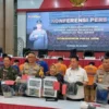 Polisi saat merilis penetapan tersangka anggota PSHT yang melakukan pengeroyokan terhadap polisi di Jember. (foto/ANTARA)