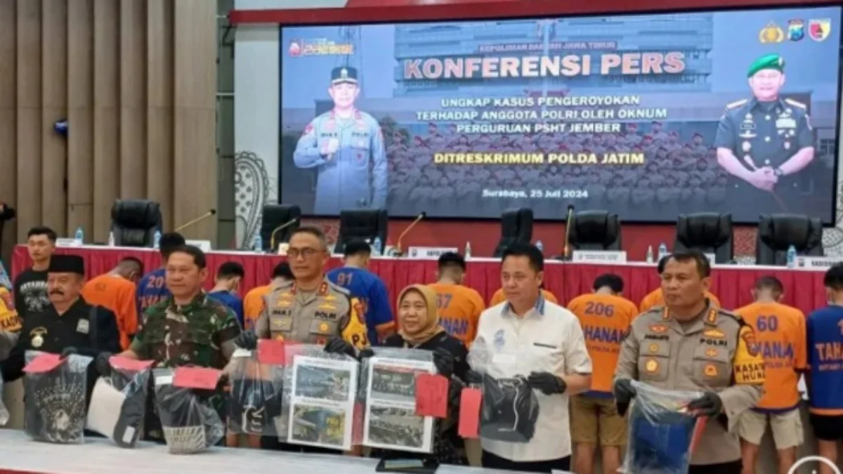Polisi saat merilis penetapan tersangka anggota PSHT yang melakukan pengeroyokan terhadap polisi di Jember. (foto/ANTARA)
