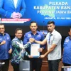 Ketua Umum Partai Demokrat Agus Harimukti Yudoyono (AHY) bersama Calon Bupati Bandung Dadang Supriatna dan Calon Wakil Bupati Ali Syakieb saat menerima surat rekomendasi B2-KWK pada Pilkada Kabupaten Bandung 2024 di Jakarta. Foto Istimewa