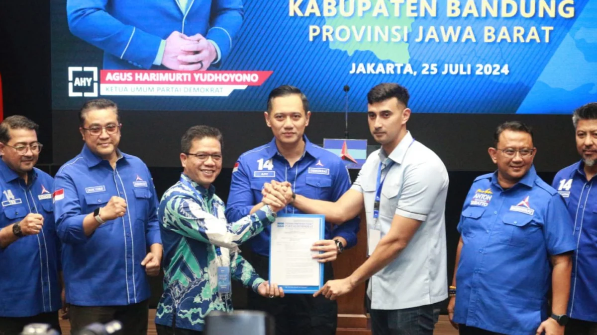 Ketua Umum Partai Demokrat Agus Harimukti Yudoyono (AHY) bersama Calon Bupati Bandung Dadang Supriatna dan Calon Wakil Bupati Ali Syakieb saat menerima surat rekomendasi B2-KWK pada Pilkada Kabupaten Bandung 2024 di Jakarta. Foto Istimewa