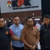 Pegawai KPK gadungan berinisial YS (baju coklat). (foto/ANTARA)