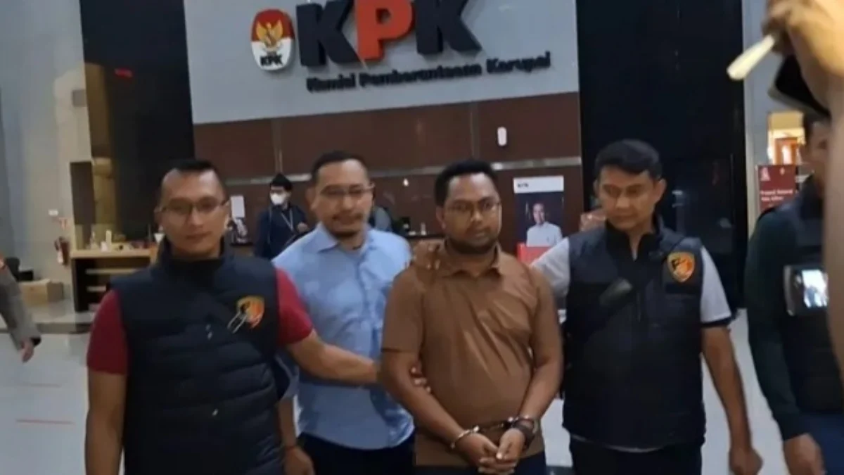 Peras Pejabat di Bogor, Pegawai KPK Gadungan Berhasil Diserahkan ke Polisi Pegawai KPK gadungan berinisial YS (baju coklat). (foto/ANTARA)