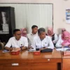 Jajaran Perumdam Tirta Anom Kota Banjar saat rapat kerja dengan Komisi ll DPRD Banjar baru-baru ini saat membahas dampak penutupan Bendungan Leuwikeris. (Cecep Herdi/Jabar Ekspres)