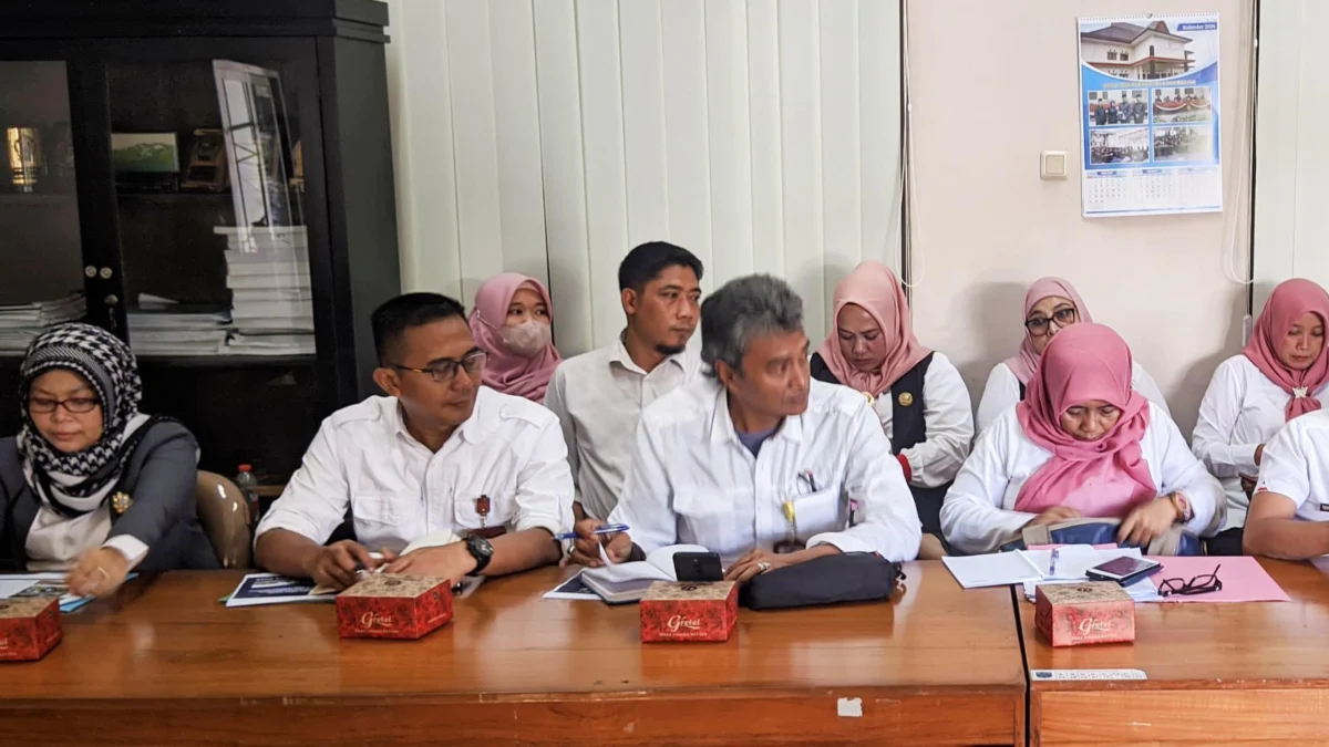 Jajaran Perumdam Tirta Anom Kota Banjar saat rapat kerja dengan Komisi ll DPRD Banjar baru-baru ini saat membahas dampak penutupan Bendungan Leuwikeris. (Cecep Herdi/Jabar Ekspres)