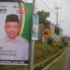 Alat peraga sosialisasi Bacalon Bupati yang dipasang secara serampangan di Jalan Raya Cisarua-Parongpong jelang Pilkada KBB. Foto Jabar Ekspres