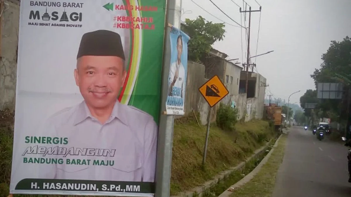 Alat peraga sosialisasi Bacalon Bupati yang dipasang secara serampangan di Jalan Raya Cisarua-Parongpong jelang Pilkada KBB. Foto Jabar Ekspres