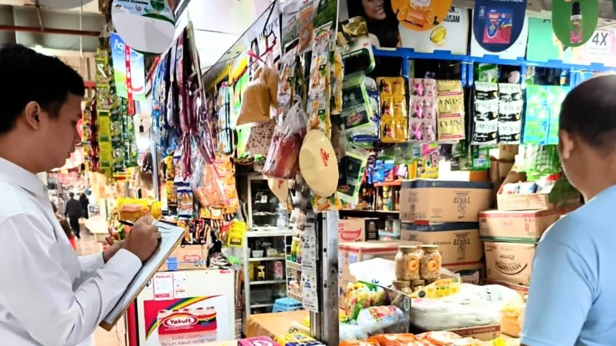Soal Kenaikan Harga Minyakita, Ini Respons UPTD Pasar Kota Cimahi Doc. Pemantauan Harga Komoditas di Pasar Oleh Tim Survey UPT Pasar Kota Cimahi (Ist)