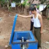 Warga melihat sumur bor di Dusun Pabuaran Desa Karyamukti Kecamatan Pataruman Kota Banjar Jawa Barat yang dibangun tahun lalu. Tahun ini, Pemkot Banjar menambah dua titik sumur bor di wilayah resiko krisis air di Dusun Cikapundung Desa Neglasari dan Dusun Kalangsari Desa Batulawang. (Cecep Herdi/Jabar Ekspres)