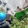 Petugas saat mengevakuasi truk bermuatan pasir yang jatuh ke jurang sedalam 10 meter di Nagreg, Kabupaten Bandung, Jumat (26/7). Foto Istimewa