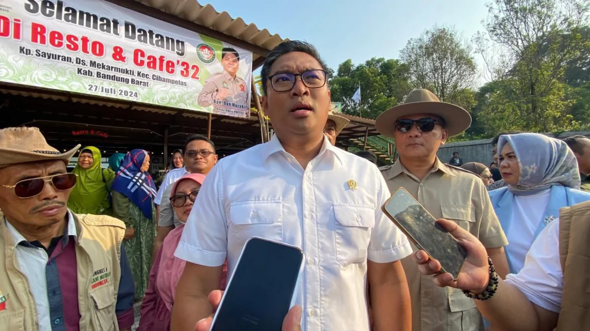 Antisipasi Kekeringan, Wamentan Genjot Pompanisasi di Wilayah Bandung Barat Wamentan RI Sudaryono saat meninjau kondisi pertanian di Kecamatan Cihampelas, Bandung Barat. Dok istimewa