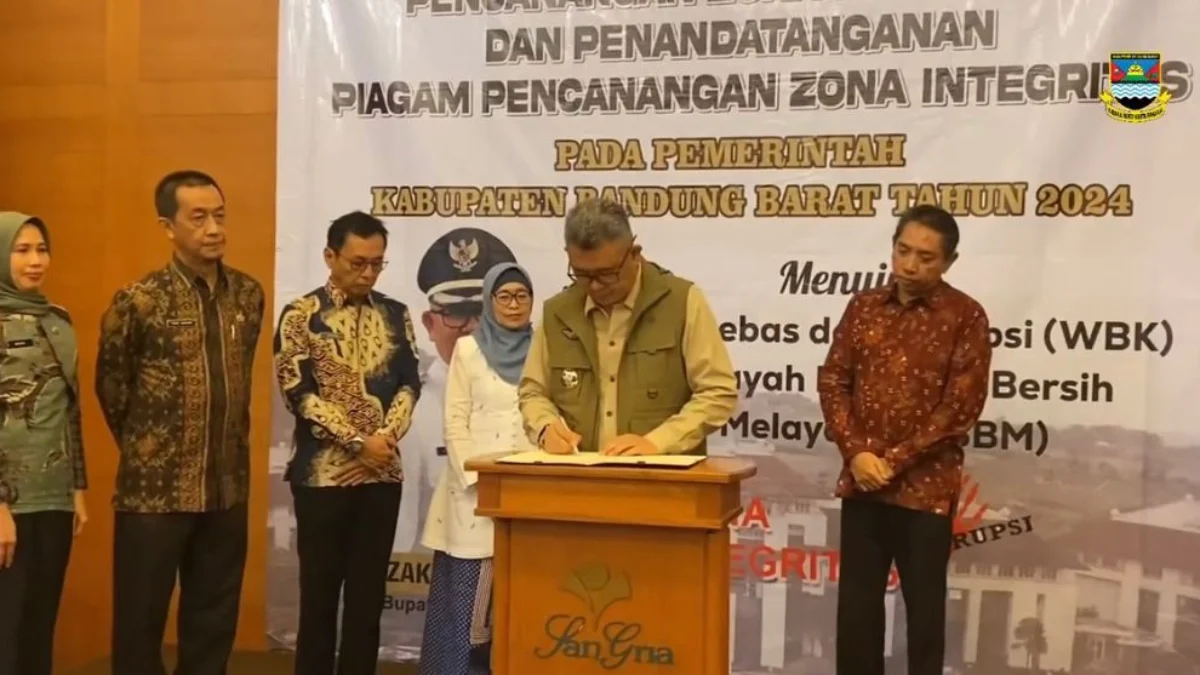 Pj Bupati Bandung Barat Ade Zakir saat penandatangan piagam pencanangan zona integrasi di Lembang. Dok istimewa