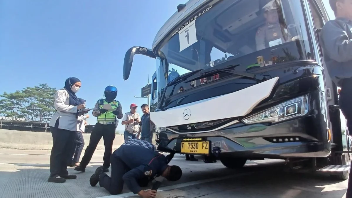 Razia bus telolet yang dilakukan Satlantas Porlesta Bandung bersama Dinas Perhubungan Kabupaten Bandung di kawasan Exit Tol Soroja, wilayah Kecamatan Soreang, Kabupaten Bandung.