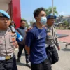 Tampang pelaku RJK (19) saat digelandang polisi saat gelar perkara di Mapolresta Bandung, Soreang, Kabupaten Bandung, Senin (29/7/2024). Foto Agi Jabar Ekspres