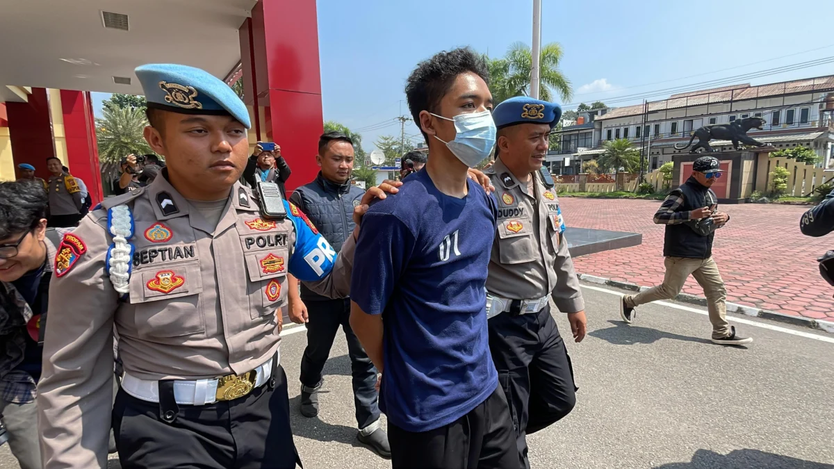 Tampang pelaku RJK (19) saat digelandang polisi saat gelar perkara di Mapolresta Bandung, Soreang, Kabupaten Bandung, Senin (29/7/2024). Foto Agi Jabar Ekspres