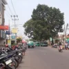 Sejumlah kendaraan roda dua terparkir liar di bahu Jalan Raya Cicalengka, wilayah Kecamatan Cicalengka, Kabupaten Bandung. (Yanuar/Jabar Ekspres)