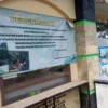 Pintu masuk wisata Situ Lengkong Panjalu di Kabupaten Ciamis masih ditutup. Lokasi ini belum dibuka lantaran pekerjaan revitalisasi yang molor dari target waktu pekerjaan. (Cecep Herdi/Jabar Ekspres)