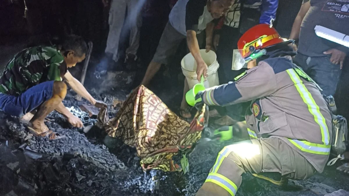 Petugas saat akan mengevakuasi korban kebakaran yang terjadi di Cileunyi, Kabupaten Bandung, Minggu (28/7). Foto Istimewa