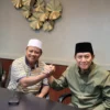 Acep Adang Ruhiat (kanan) salam komando dengan mantan Wagub Jabar Uu Ruzhanul Ulum baru-baru ini. (Istimewa)