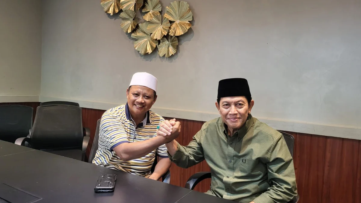 Acep Adang Ruhiat (kanan) salam komando dengan mantan Wagub Jabar Uu Ruzhanul Ulum baru-baru ini. (Istimewa)