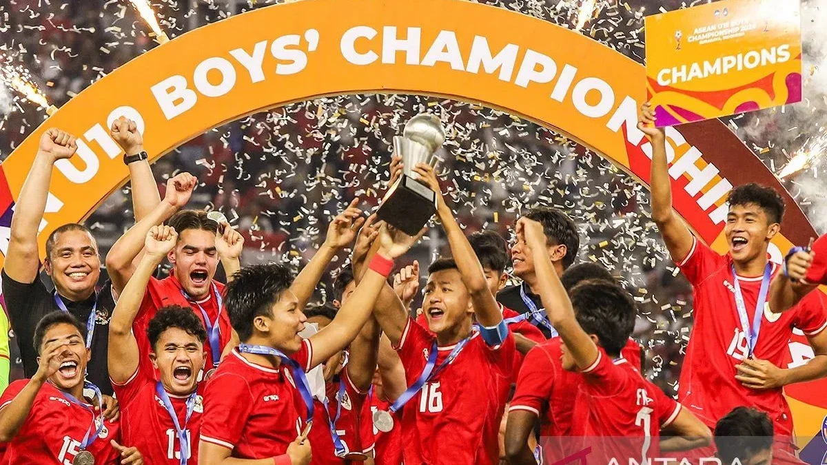 Pesepak bola Timnas Indonesia mengangkat tropi ASEAN U-19 Boys Championship atau AFF U-19 di Stadion Gelora Bung Tomo, Surabaya, Jawa Timur, Senin (29/7/2024). Indonesia mengalahkan Thailand dengan skor 1-0 dan menjadi juara Piala AFF U-19 ANTARA FOTO/Rizal Hanafi/Spt.