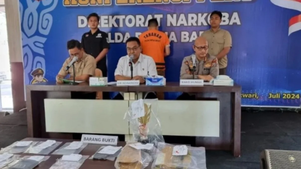 Polda Papua Barat gelar konferensi pers terkait penangkapan Sekretaris KPU Sorong Selatan atas kasus narkoba. (Foto/ANTARA)