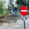 Menahun Rusak, Jalan Geriliya Kota Banjar Akhirnya Diperbaiki Alat berat nampak tengah mengeruk jalan Gerilya Kota Banjar pada Selasa 30 Juli 2024. Jalan ini akan diperbaiki total sepanjang 2,6 kilometer setelah 9 tahun tidak mendapat perbaikan. (Cecep Herdi/Jabar Ekspres)
