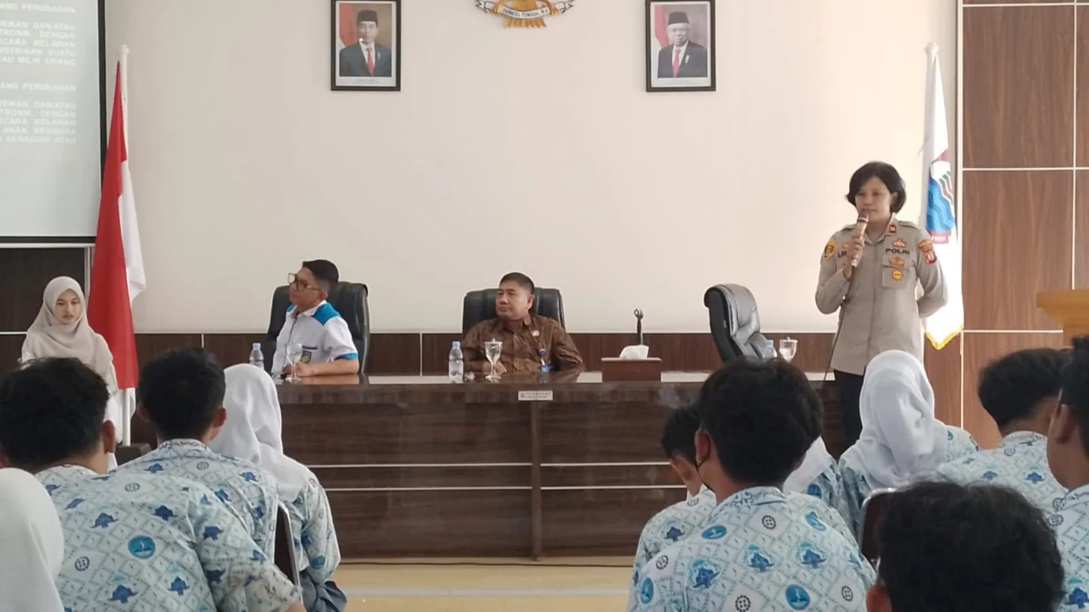 Doc. Jajaran Polres Cimahi Beserta BNN dan KNPI Kota Cimahi saat Memberikan Penyuluhan Bahaya Narkoba dan Judi Online pada Remaja (Mong/Jabar Ekspress)