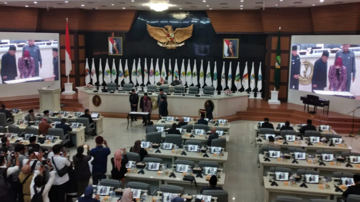 Komisi III Dorong Pemprov Kurangi Dana Transfer ke Daerah Paripurna penandatanganan nota kesepakatan bersama antara Gubernur dan DPRD atas rancangan KUA dan PPAS APBD 2025, Senin (29/7)