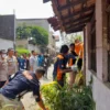 Tim gabungan forensik dari Polres Cimahi dan RS Sartika Asih saat menggelar serangkaian penyelidikan kasus penemuan dua kerangka manusia di Desa Tanimuyla, Kecamatan Ngamprah, Bandung Barat. Selasa (30/7). Foto Jabar Ekspres