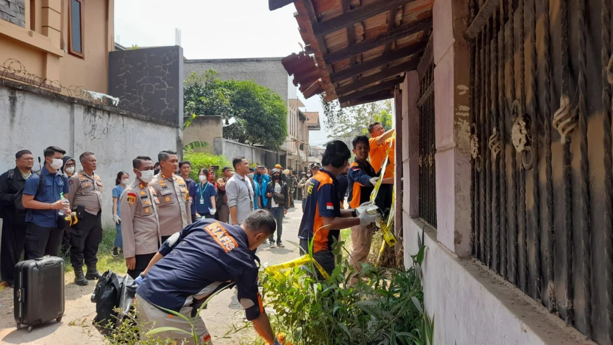 Tim gabungan forensik dari Polres Cimahi dan RS Sartika Asih saat menggelar serangkaian penyelidikan kasus penemuan dua kerangka manusia di Desa Tanimuyla, Kecamatan Ngamprah, Bandung Barat. Selasa (30/7). Foto Jabar Ekspres
