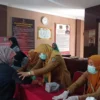 Sejumlah warga petugas kesehatan mengecek para warga Lapas Banjar dalam rangka memperingati Hari Pengayoman ke-79 pada tahun 2024. (Ceceo Herdi/Jabar Ekspres)