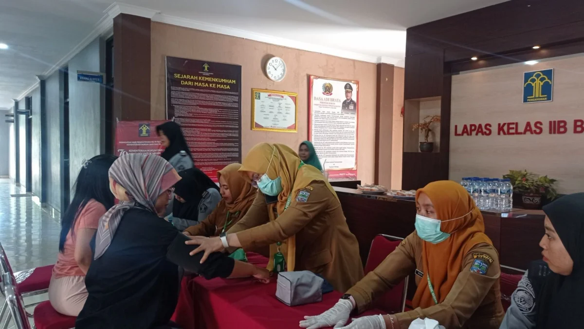 Sejumlah warga petugas kesehatan mengecek para warga Lapas Banjar dalam rangka memperingati Hari Pengayoman ke-79 pada tahun 2024. (Ceceo Herdi/Jabar Ekspres)