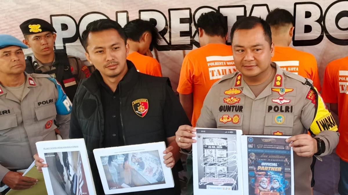 Marak Promosi Situs Judi Online, Polresta Bogor Bidik Akun Instagram Viral, Dua Admin Diringkus Wakapolresta Bogor Kota, AKBP Guntur Muhammad Tariq didampingi Kasat Reskrim Kompol Luthfi Olot Gigantara menunjukkan sejumlah barang bukti. (Yudha Prananda / Jabar Ekspres)