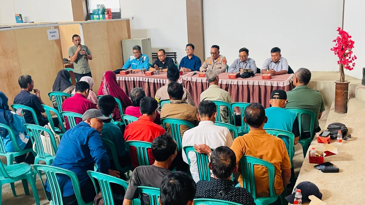 Pembanguna jaringan air bersih di Desa Binangun mulai disosialisasikan di Aula Kantor Desa Binangun, Selasa 30 Juli 2024. (Cecep Herdi/Jabar Ekspres)